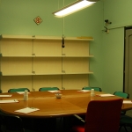 Sala riunione  B   con tavolo centrale per focus group da 8/10 persone